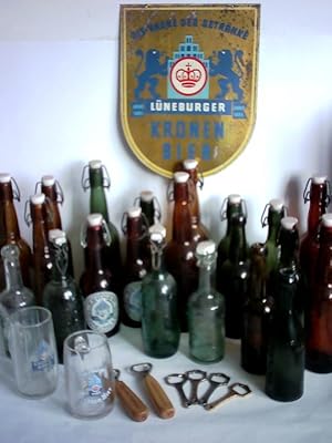 Sammlung von 4 Bierflaschen, 17 Bügelflaschen, 6 Flaschenöffnern (davon 2 mit Holzgriff), 2 Bierk...