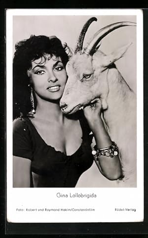 Bild des Verkufers fr Ansichtskarte Schauspielerin Gina Lollobrigida mit Ziege in dem Film Der Glckner von Notre Dame zum Verkauf von Bartko-Reher