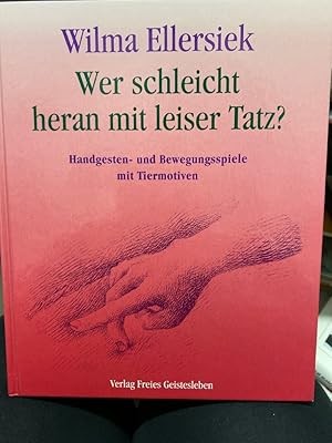 Bild des Verkufers fr Wer schleicht heran mit leiser Tatz? : Handgesten- und Bewegungsspiele mit Tiermotiven. Die Handgestenspiele von Wilma Ellersiek bringen Kindern die Sinnhaftigkeit der Welt in Gesten und Sprache nahe. Die in ihrem neuen Buch enthaltenen Spiele mit Tiermotiven geben Eltern und Erzieherinnen ein reiches Repertoire an die Hand, das den Kindern die Vielfalt der Tierwelt ohne verzerrende Karikaturen wieder nahe bringt. Voller Faszination beobachten Kinder das Verhalten von Schnecken oder Kfern und begegnen mit gleicher Hingabe Hasen, Katzen, Hunden, Pferden oder Ziegen. Im Spiel nehmen sie mit Vorliebe die Gestalt von Tieren an: Da kommt dann pltzlich ein wilder Tiger oder Br aus dem Kinderzimmer angestrmt oder klettert ein flinker Affe auf Regale, Tische und Schrnke. Diese kindlichen Verhaltensweisen bilden die Grundlage fr Wilma Ellersieks Handgesten- und Bewegungsspiele mit Tiermotiven. Die charakteristischen Bewegungen der Tiere werden durch die Handgesten oder die Ganzkrpergebr zum Verkauf von bookmarathon