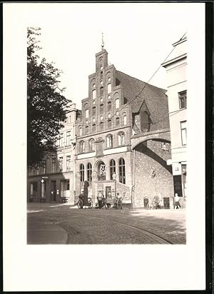 Image du vendeur pour Fotografie Walter Wasssner, Lbeck, Ansicht Lbeck, altes Giebelhaus mit Ladengeschft mis en vente par Bartko-Reher