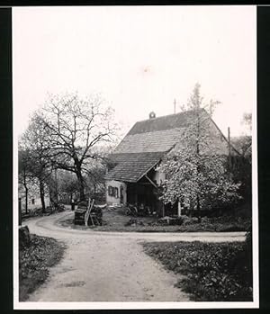 Fotografie unbekannter Fotograf, Ansicht Bernau / Schwarzwald, Bauernhaus im Ort