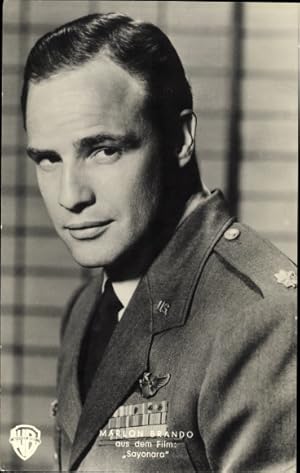 Bild des Verkufers fr Ansichtskarte / Postkarte Schauspieler Marlon Brando, Film Sayonara, Uniform, Portrait zum Verkauf von akpool GmbH