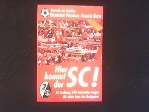 Seller image for Hier kommt der SC! SC Freiburg: 240 trickreiche Fragen fr echte Fans der Breisgauer. for sale by Antiquariat Matthias Drummer