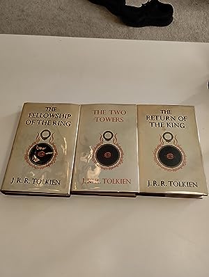 Bild des Verkäufers für Lord of the rings fellowship ring two towers rotk 13th 9th 9th first editions superb set Tolkien 1962-1963 zum Verkauf von Great and rare books
