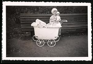 Bild des Verkufers fr Fotografie kleines Mdchen mit Puppe, Puppenwagen zum Verkauf von Bartko-Reher