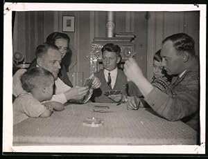 Bild des Verkufers fr Fotografie Familie beim Kartenspiel am Esstisch zum Verkauf von Bartko-Reher