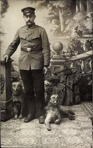 Foto Ansichtskarte / Postkarte Deutscher Soldat in Uniform, Hunde, Portrait, Jahr 1917