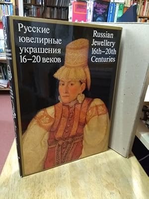 Imagen del vendedor de Russkie yuvelirnye ukrasheniya 16-20 vekov iz sobraniya Gosudarstvennogo ordena Lenina Istoricheskogo muzeya. - Russian Jewellery 16th-20th Centuries from the collection of the Historical Museum, Moscow. [Text in Russisch und Englisch, historische Einordnung, beschreibt Schmuckstcke aus der Sammlung, ergnzt mit zahlreichen historischen Gemlden/Portrts mit Beispielen.] a la venta por NORDDEUTSCHES ANTIQUARIAT