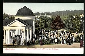 Ansichtskarte Marienbad, Ferdinandsbrunnen während der Trinkcur