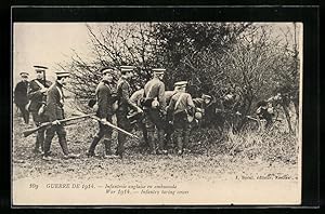 Postcard Englische Infanteristen gehen in Deckung