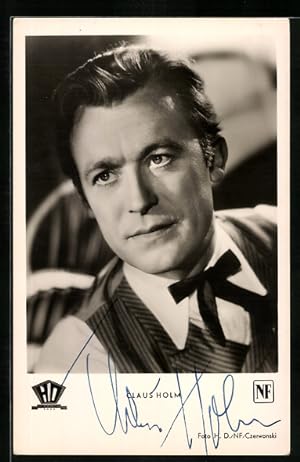 Ansichtskarte Schauspieler Claus Holm mit Schleife und Hemd, Original Autograph