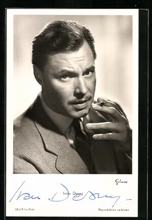 Ansichtskarte Schauspieler Ivan Desny im Anzug rauchend porträtiert, Original Autograph