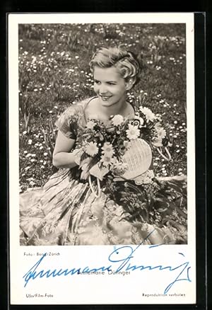 Ansichtskarte Schauspielerin Annemarie Düringer mit bezauberndem Lächeln und Blumen, Original Aut...