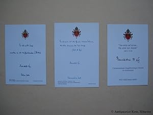 Bild des Verkufers fr Papst Benedikt XVI, Joseph Ratzinger. 3 Blatt mit Faksimile-Autographen. Rckseitig: 2 x Gemlde, 1 x Papst Benedikt XVI. in Kamerun. Jeweilige Gre: 12 x 8,5 cm. zum Verkauf von Antiquariat Hans-Jrgen Ketz