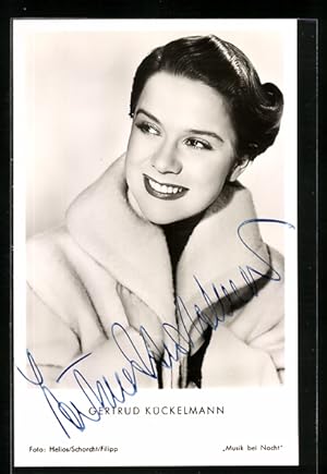 Ansichtskarte Schauspielerin Gertrud Kückelmann im Mantel, Original Autograph
