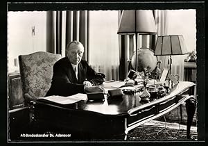Bild des Verkufers fr Ansichtskarte Alt-Bundeskanzler Dr. Adenauer an seinem Schreibtisch zum Verkauf von Bartko-Reher