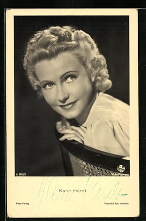 Ansichtskarte Schauspielerin Karin Hardt lächelnd auf einem Stuhl, Autograph