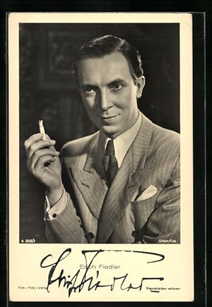 Ansichtskarte Schauspieler Erich Fiedler im Anzug und mit Zigarette, Autograph