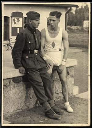 Bild des Verkufers fr Fotografie Reichswehr, Heeres-Soldat in Uniform nebst Kamerad in Sport-Uniform zum Verkauf von Bartko-Reher