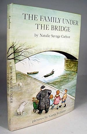 Immagine del venditore per The Family Under the Bridge venduto da The Literary Lion,Ltd.