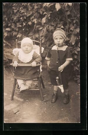 Foto-Ansichtskarte Kind mit Tabakspfeife und einem Kleinkind