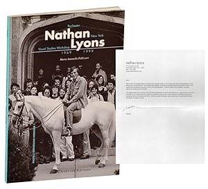 Bild des Verkufers fr L'Officina di Nathan Lyons: Visual Studies Workshop, Rochester, New York, 1969-1999 zum Verkauf von Jeff Hirsch Books, ABAA