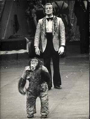 Foto Ansichtskarte / Postkarte Mann und Schimpanse, Zirkus, vermenschlichter Affe