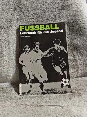 Seller image for Fussball - Lehrbuch fr die Jugend : Spielbungen fr d. Schler- u. Jugendtraining. von. bers. unter Mitarb. von H. Schlipphack for sale by TschaunersWelt
