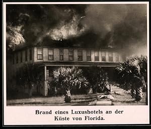 Photo unbekannter Fotograf, Ansicht Florida, Luxus-Hotel steht in Flammen