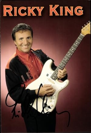 Bild des Verkufers fr Ansichtskarte / Postkarte Gitarrist Ricky King, Portrait, Autogramm, Gitarre zum Verkauf von akpool GmbH