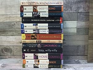 Bild des Verkufers fr 13 Cynthia Voigt Novels (homecoming, Solitary Blue, The Runner, Sons from Afar, Come A Stranger, Seventeen, Tell Me if the Lovers are Losers, The Callender Papers, Dicey's Song, izzy, On Fortune's Wheel, Wings of A Falcon, Jackaroo) zum Verkauf von Archives Books inc.