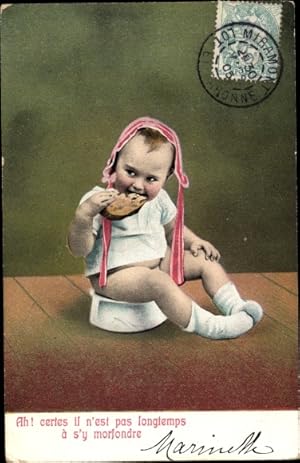 Ansichtskarte / Postkarte Kleinkind sitzt essend auf dem Nachttopf