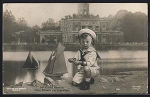 Bild des Verkufers fr Ansichtskarte Prinz Wilhelm von Preussen, der kleine Admiral spielt mit Segelschiffen zum Verkauf von Bartko-Reher