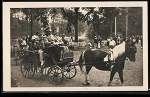 Bild des Verkufers fr Fotografie Soldaten der Reichswehr whrend einer Kutschfahrt bei einem Volksfest zum Verkauf von Bartko-Reher