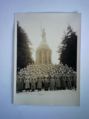 Wehrmacht vor dem Denkmal posierend - Original Fotografie