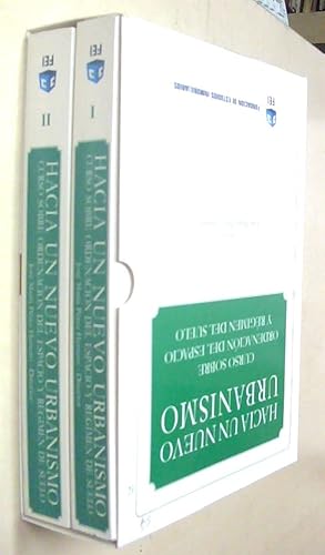 Imagen del vendedor de Hacia un nuevo urbanismo. Curso sobre ordenacin del espacio y rgimen del suelo. 2 tomos en estuche carton editorial a la venta por Librera La Candela