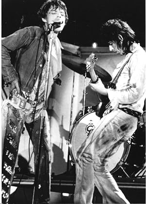 Image du vendeur pour Magnifique photographie en retirage noir et blanc, sur papier photo, de Mick Jagger et Keith Richards. mis en vente par Librairie Victor Sevilla