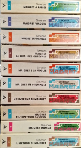 Bild des Verkufers fr Le inchieste del commissario Maigret. Supplemento a giallo Mondadori. Serie di 10 volumi. Ciascun volume contiene 3 o alcuni racconti, in totale 24 romanzi e 20 racconti. 1) Simenon a Parigi. 3 Romanzi:--Maigret e l'affittacamere. Le due Pipe di Maigret. Maigret e i testimoni reticenti. 2) Maigret viaggi. 3 Romanzi: Maigret e la ballerina del Gai Moulin. Migret a New York. La rivoltella di Maigret. 3) Maigret in vacanza. 3 Romanzi:Le vacanze di Maigret. Maigret si diverte. Maigret a Vichy. 4) Maigret al Quai des Orfevres. 3 Romanzi: Maigret e l'affare Picpus. La trappola di Maigret . Maigret e il vagabondo. 5) Maigret e la moglie 4 Racconti: Maigret e il pazzo di Bergerac. L'iinamorato della signora Maigret. L'amica della signora Maigret . Un Natale di Maigret. 6) Maigret in provincia. 3 Romanzi: Maigret e il cane giallo. Maigret e la ragazza di provincia. Maigret ha paura. 7) Un inverno di Maigret . 3 Romanzi: Gli scrupoli di Maigret. Maigret e il cliente del sabato. Maigret e il liba zum Verkauf von FIRENZELIBRI SRL