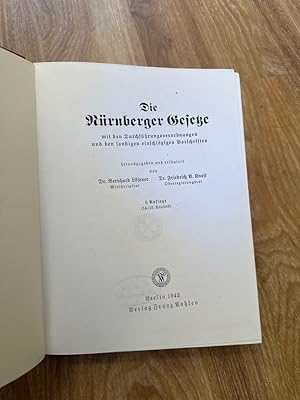 Imagen del vendedor de Die Nrnberger Gesetze mit den Durchfhrungsverordnungen und den sonstigen einschlgigen Vorschriften a la venta por PlanetderBuecher