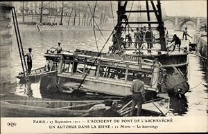 Ansichtskarte / Postkarte Paris, Der Unfall der Pont de l'Archeveche, ein Bus in der Seine, Die R...