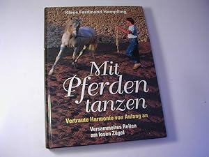 Imagen del vendedor de Mit Pferden tanzen : versammeltes Reiten am losen Zgel ; vertraute Harmonie von Anfang an a la venta por Antiquariat Fuchseck