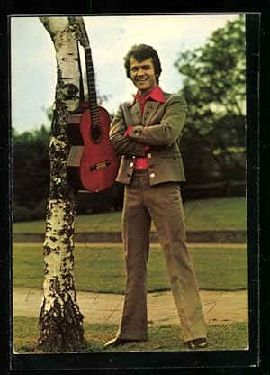 Bild des Verkufers fr Ansichtskarte Musiker Hans Gnther Kainz mit Gitarre posierend zum Verkauf von Bartko-Reher