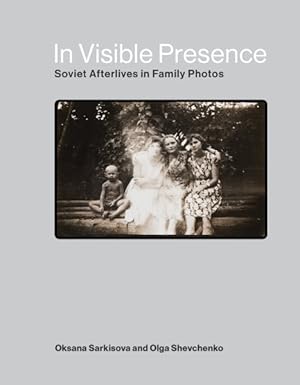 Imagen del vendedor de In Visible Presence : Soviet Afterlives in Family Photos a la venta por GreatBookPrices