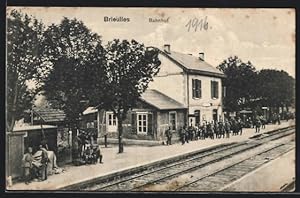 Ansichtskarte Brieulles, Soldaten am Bahnhof