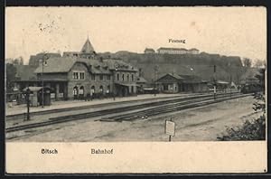 Ansichtskarte Bitsch, Bahnhof mit Festung