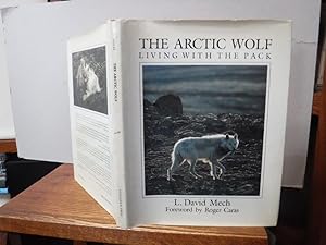 Immagine del venditore per The Arctic wolf: Living with the Pack venduto da Old Scrolls Book Shop