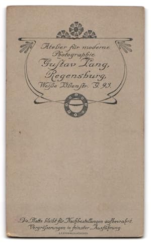 Fotografie Gustav Lang, Regensburg, weisse Lillienstr. 93, ltere Dame auf Stuhl mit Buch in der ...