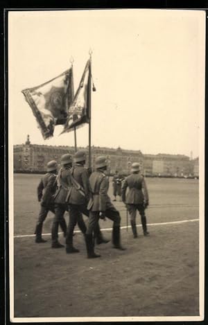 Bild des Verkufers fr Fotografie Reichswehr Vereidigung, Fahnentrger mit Standarte auf einem Exerzierplatz zum Verkauf von Bartko-Reher