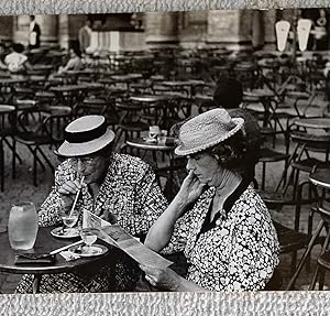 Bild des Verkufers fr Two American Tourists; Ruth Orkin, 1951 Postcard [Stationery] zum Verkauf von The Librarian's Books