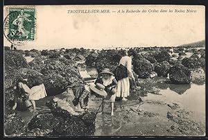 Carte postale Trouville-sur-Mer, A la Recherche des Crabes dans les Roches Noires
